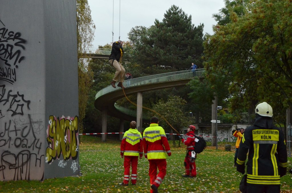 Einsatz BF Hoehenretter Koelner Seilbahn Hoehe Zoobruecke P2207.JPG